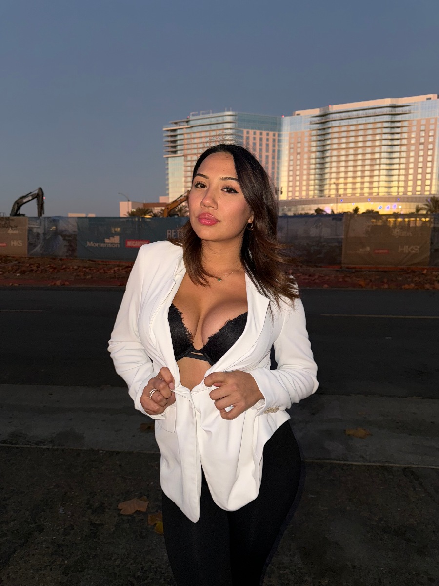 Take a pause and enjoy Ali Cruz — streaming from Cologne