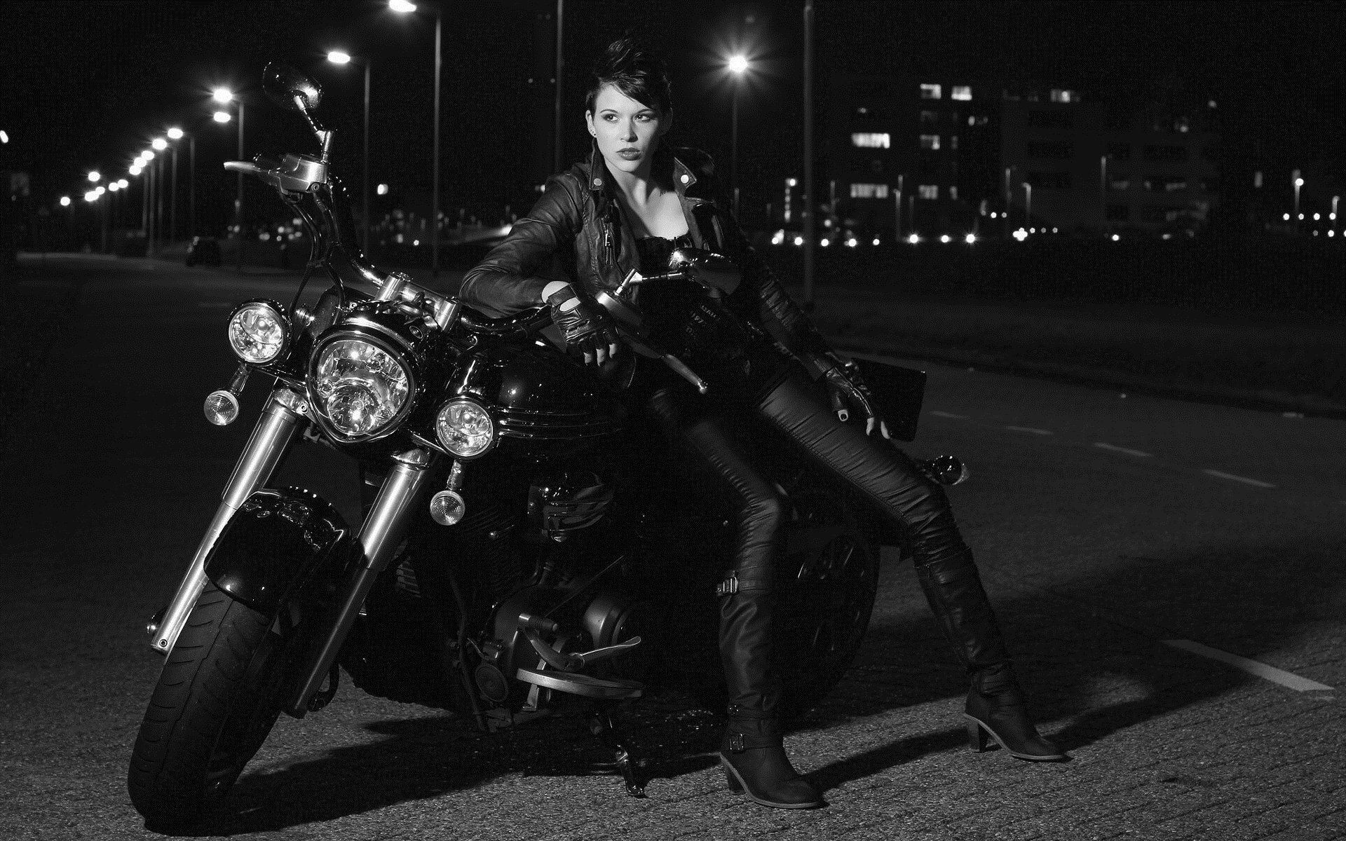 Photo Beautiful girls and motorcycles in Cologne