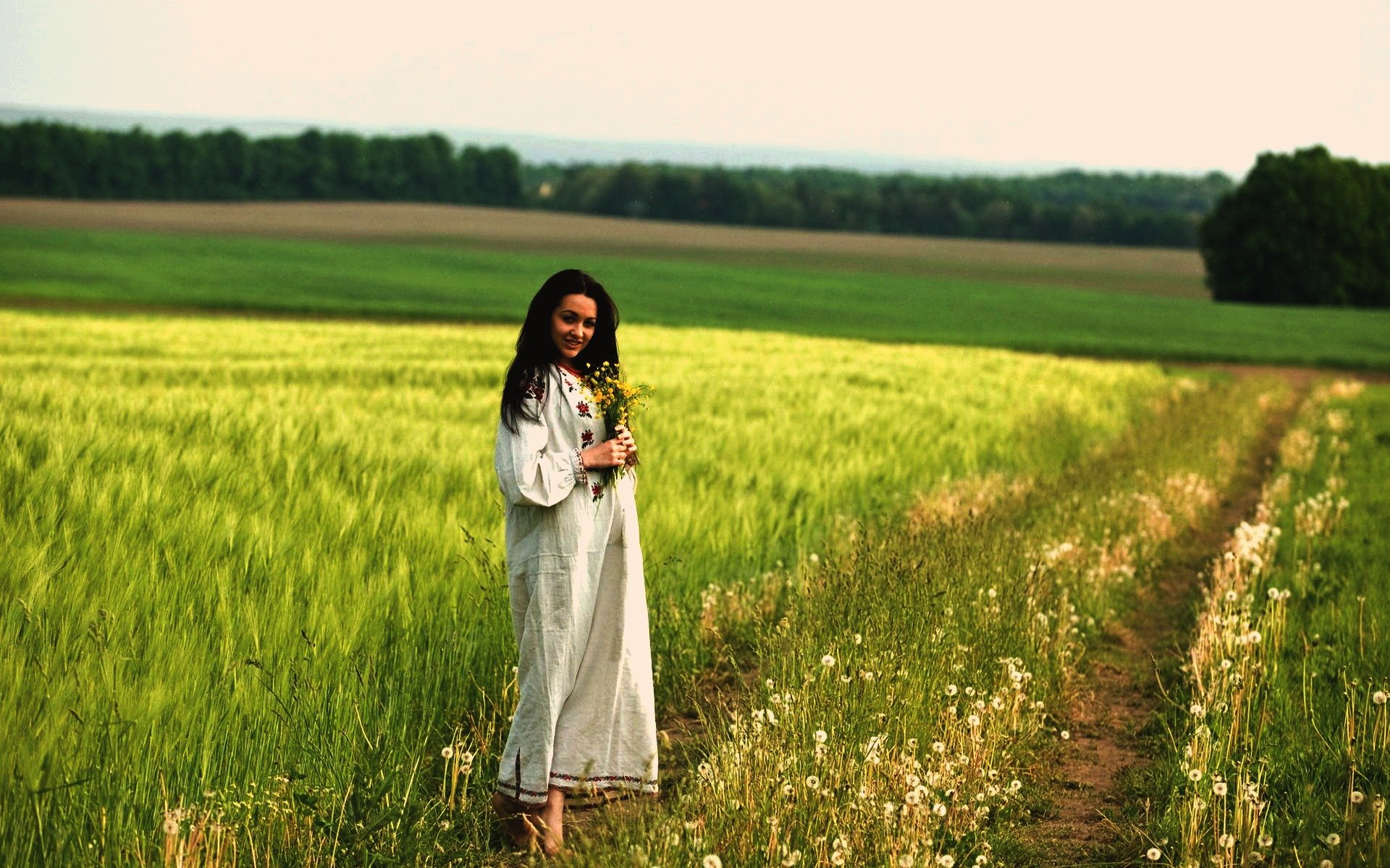 Women in Slavic costumes in Cologne