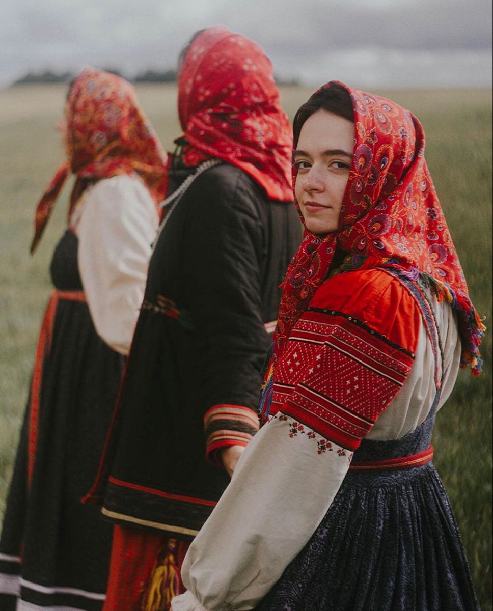Women in Slavic costumes in Cologne