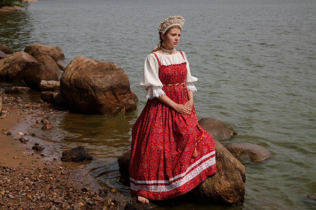 Women in Slavic costumes in Cologne