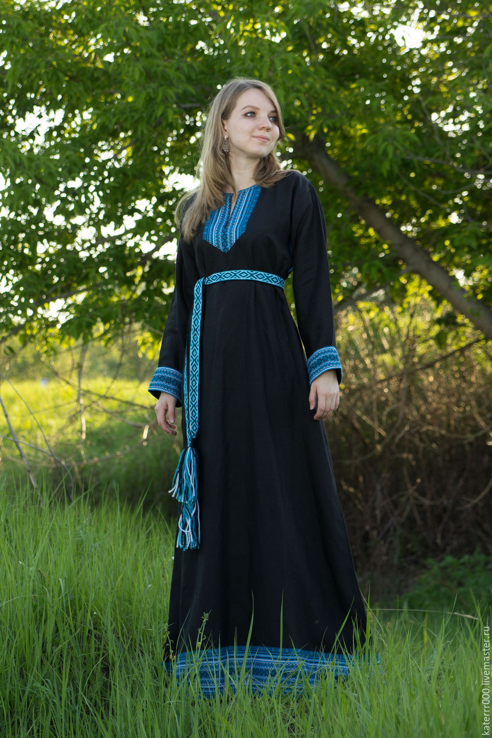 Women in Slavic costumes in Cologne