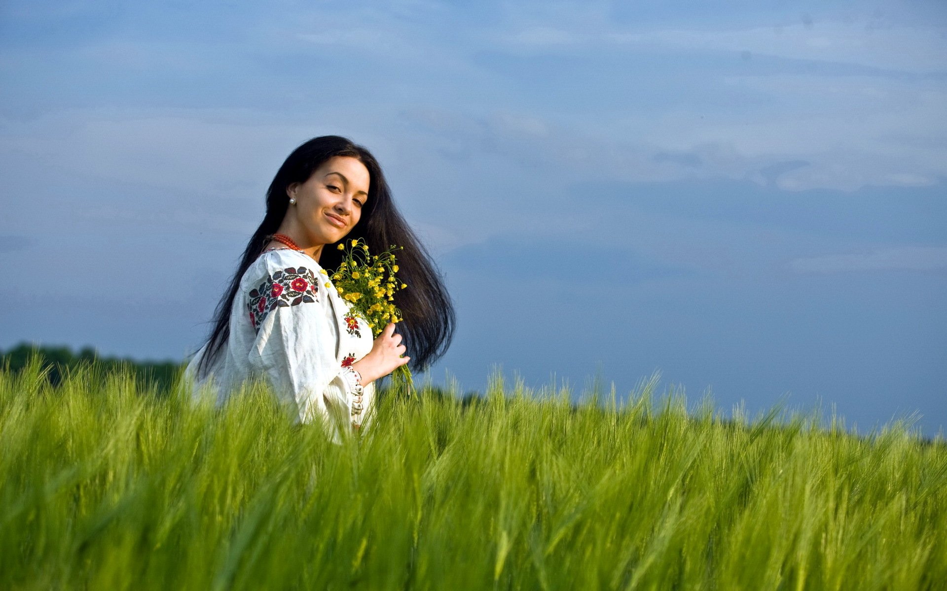 Girls in Slavic costumes in Cologne