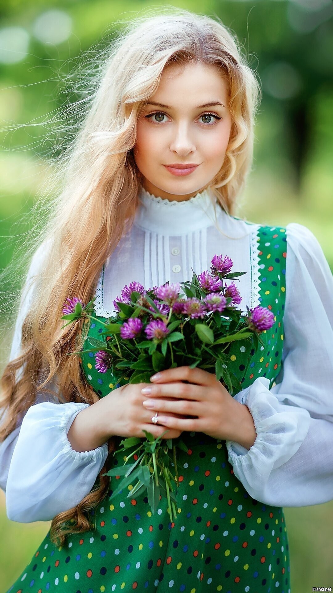 Girls in Slavic costumes in Cologne