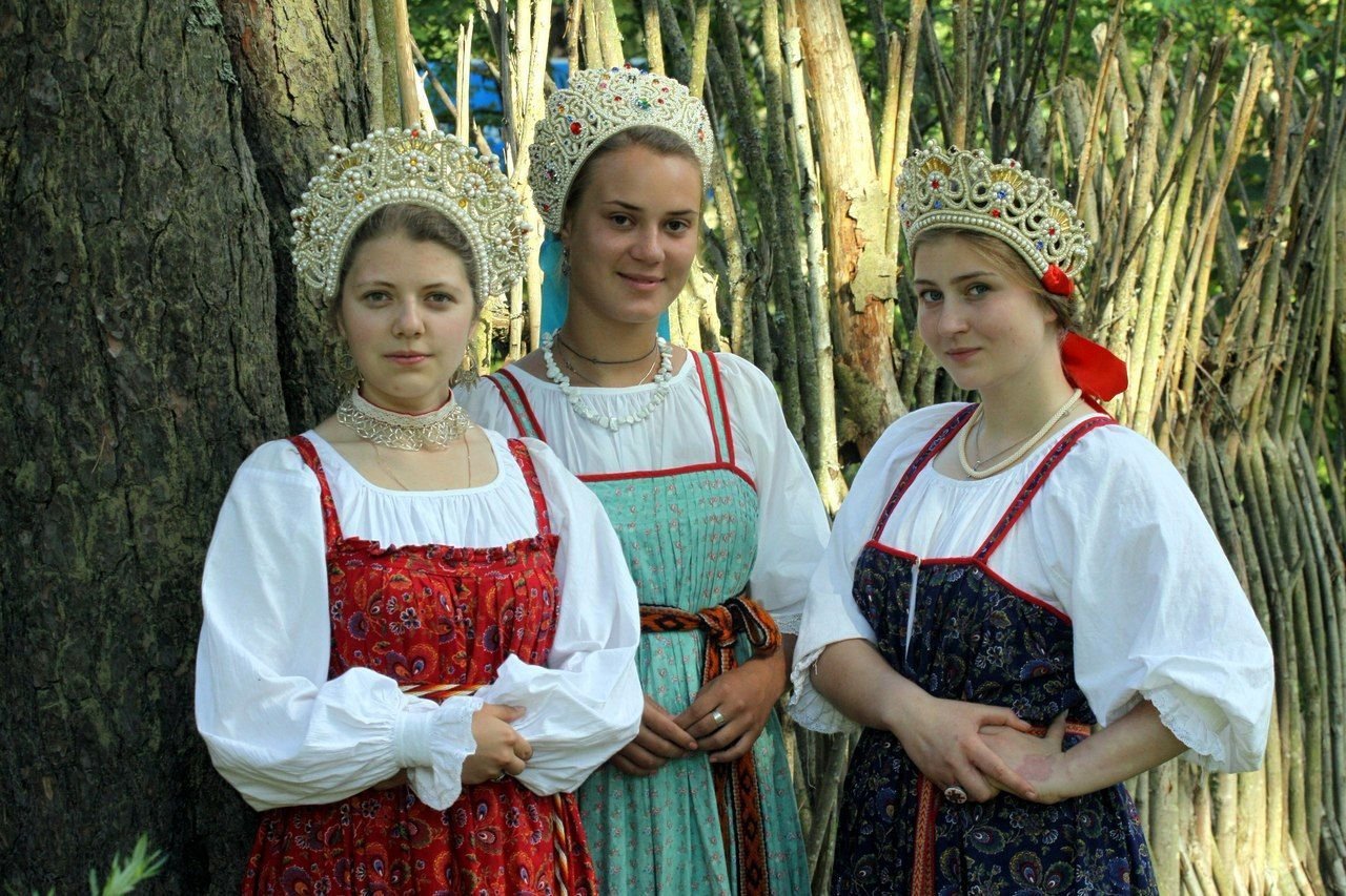 Sexy model Girls in Slavic costumes in Cologne